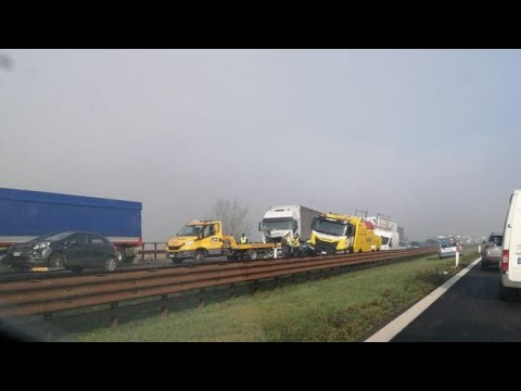 Auto e camion incastrati: così sulla A22 dopo il maxi tamponamento a causa della nebbia