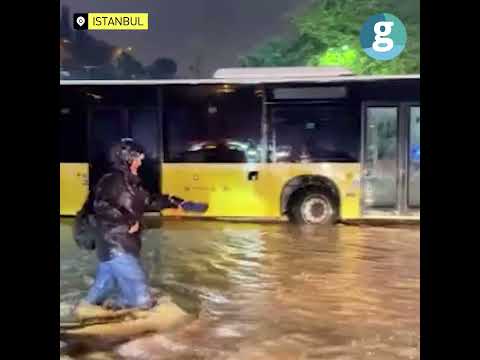 İstanbul’da sağanak yağıştan dolayı birçok toplu ulaşım aracı yolda kaldı