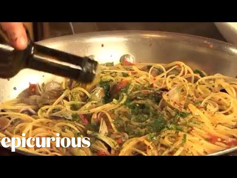 Chef Mario Batali Shows How to Make Linguine with Clams - UCcjhYlL1WRBjKaJsMH_h7Lg