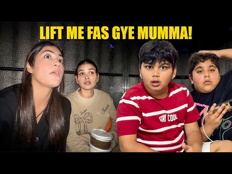 Dono mummy fass gayi lift mai