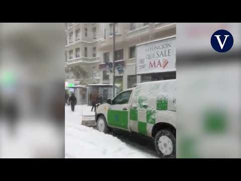 La Gran Vía de Madrid, cubierta de blanco