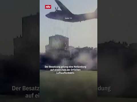 Militärflugzeug rauscht haarscharf über Häuser und Köpfe | #ntv #shorts