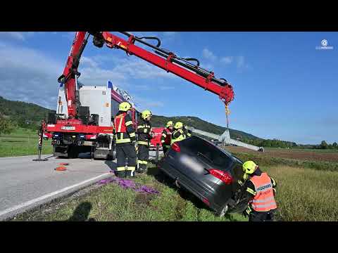 Gefährliche Schräglage - Feuerwehr holt Pkw aus steiler Böschung