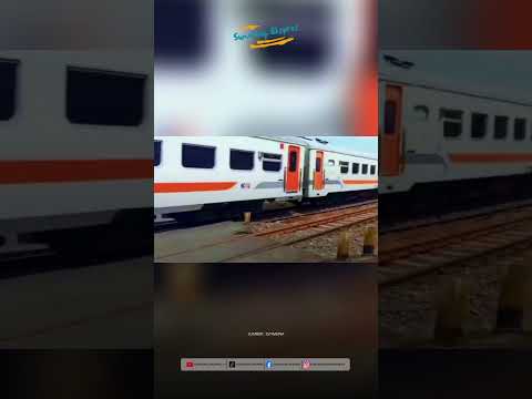 Detik-detik Pemotor Nyaris Tertabrak Kereta di Perlintasan Tanpa Palang Pintu