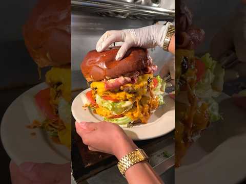 30分以内に完食したら無料！総重量2.5キロのデカ盛りハンバーガー🍔 #japanesefood