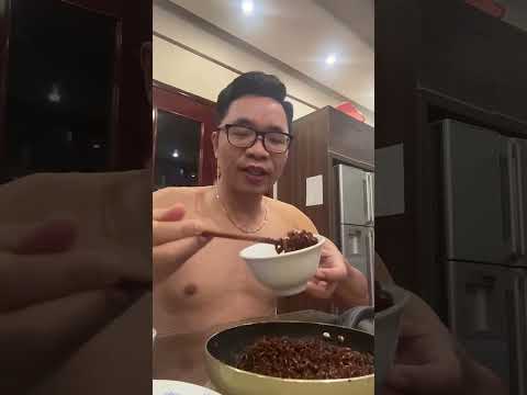 Ăn món mỳ tương đen ngon phết