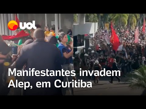 Manifestantes invadem Assembleia do Paraná contra projeto que terceiriza gestão de escolas públicas