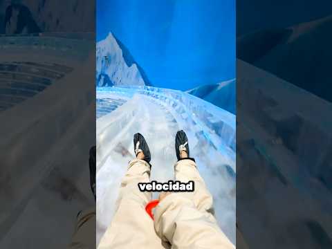 El tobogán más resbaladizo del parque… y ella se lanzó 👀