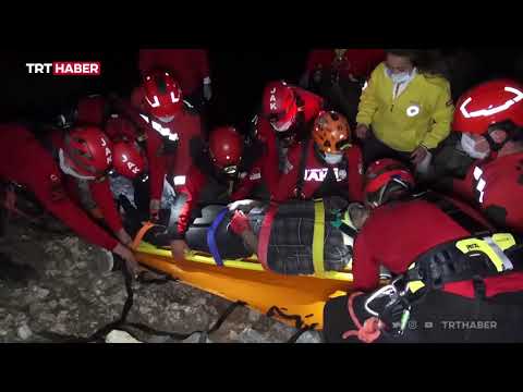 Kayalıklardan düşen kişi 4 saatte kurtarıldı