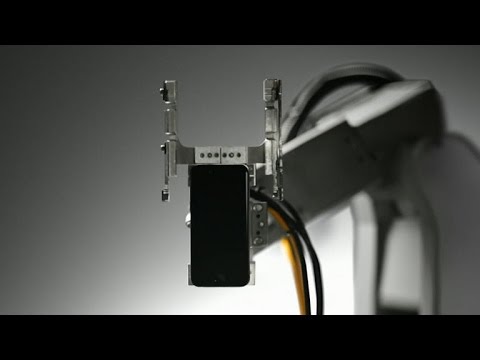 Apple reveals recycling robot (CNET News) - UCOmcA3f_RrH6b9NmcNa4tdg