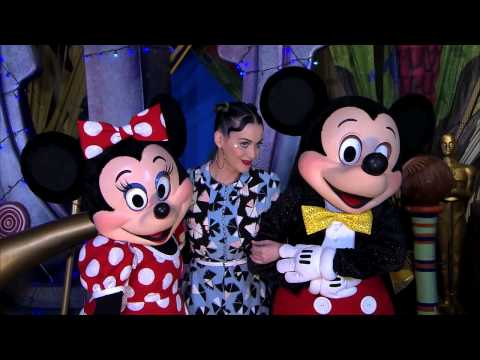 Katy Perry visits Mickey & Minnie on Fourth of July at Walt Disney World - UCFpI4b_m-449cePVasc2_8g