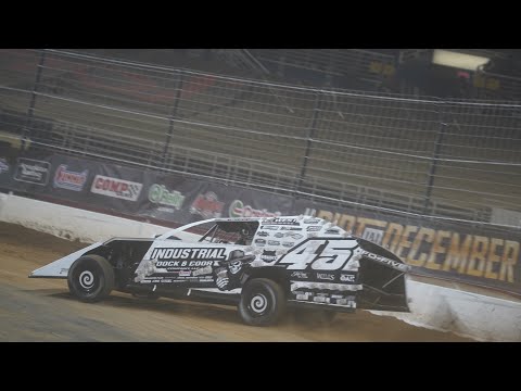 Struggling to advance positions: Gateway Dirt Nationals Qualifying feature race - dirt track racing video image