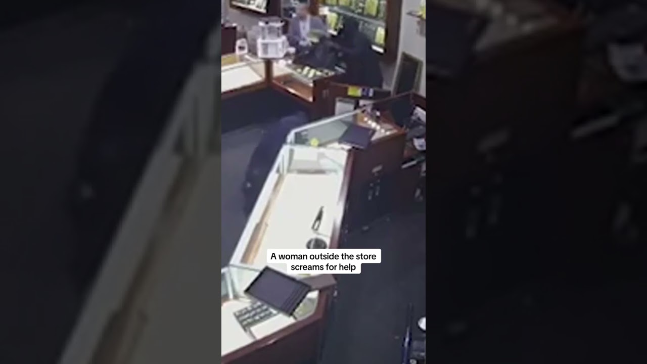Armed thieves appearing to be wearing burqas raid jewellers in Queensland in Australia