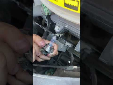 Wie man die Glühbirne des Scheinwerfers des Opel Movano austauscht.