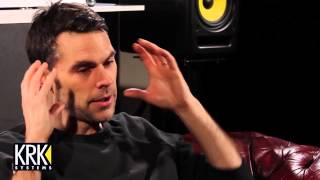 Tom Findlay - Groove Armada con auriculares KNS DE KRK