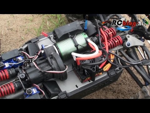 Castle Creations Mamba Monster 2 in Traxxas Summit video review (NL) - UCXWsfadxZ1qM0HKuPOx1ptg