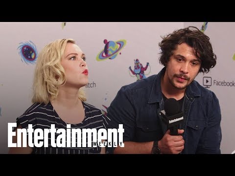 The 100: Eliza Taylor & Bob Morley On Their Reactions To Scripts | SDCC 2018 | Entertainment Weekly - UClWCQNaggkMW7SDtS3BkEBg