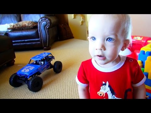 RC ADVENTURES - Baby Moe & an Axial Poison Spyder Wraith 4x4 Rock Racer - UCxcjVHL-2o3D6Q9esu05a1Q