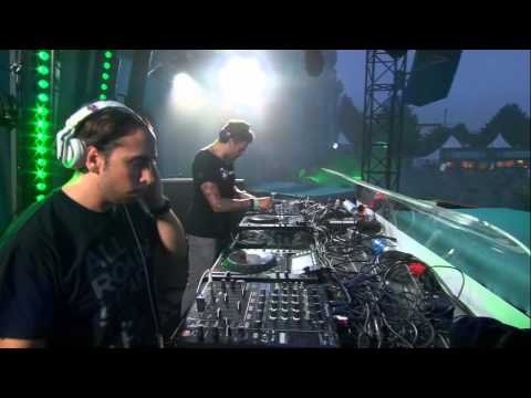 Marco Bailey vs Cristian at Tomorrowland 2012 - UCsN8M73DMWa8SPp5o_0IAQQ