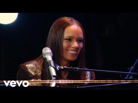 Alicia Keys - Fallin' (Live at NYU Yahoo Pepsi Smash) - UCETZ7r1_8C1DNFDO-7UXwqw