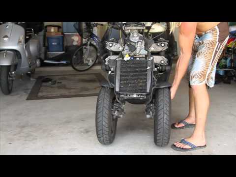 Piaggio MP3 - Crazy front two wheels design! - UCTs-d2DgyuJVRICivxe2Ktg