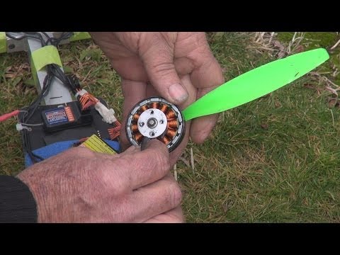 Great footage - big quadcopter throws blade in mid-air - UCQ2sg7vS7JkxKwtZuFZzn-g