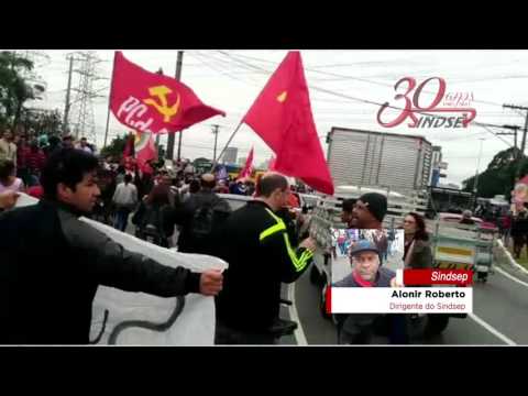 Alonir, dirigente do Sindsep, mostra a paralisação na Ponte do Socorro