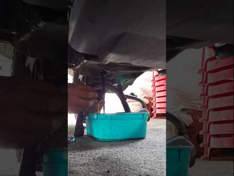 Come sostituire l'olio motore nello scooter Suzuki Burgman Street 125?