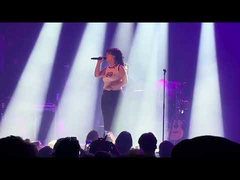 Lola Young in de Melkweg, zaal Max in Amsterdam.
