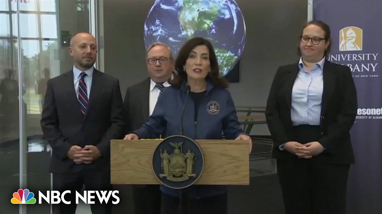 ‘Stay indoors’: Gov. Hochul urges as smoke from Canadian wildfires blankets New York