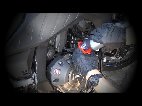 Come sostituire l'olio motore nella Suzuki V-Strom 800?
