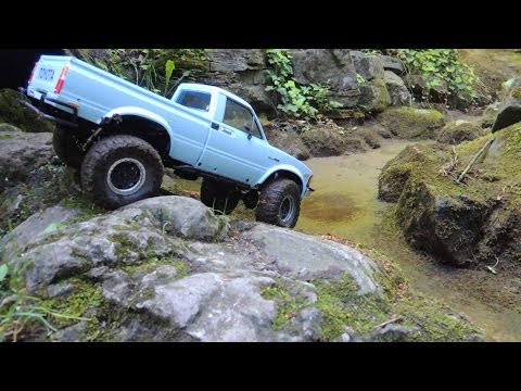 RC4WD Trailfinder 2 River bed crawl on Axial Ripsaws. - UCfQkovY6On1X9ypKUr9qzfg