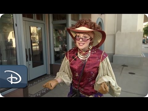 Meet Phiphi the Photographer | Disney California Adventure Park - UC1xwwLwm6WSMbUn_Tp597hQ