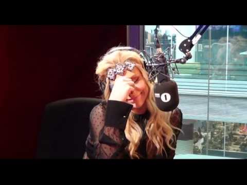 Ke$ha chats up Harry Styles and rubs glitter on Grimmy's face - UC-FQUIVQ-bZiefzBiQAa8Fw