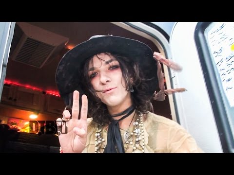 Palaye Royale - BUS INVADERS Ep. 1053 [Warped Edition 2016] - UCybDimFZ3eoUQxSArdqCe9g