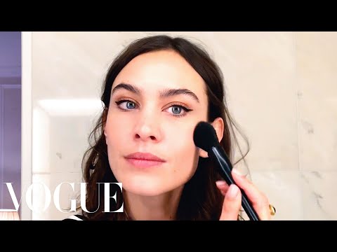 Alexa Chung's Genius Trick for the Perfect Cat-Eye | Beauty Secrets | Vogue - UCRXiA3h1no_PFkb1JCP0yMA