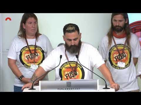 Compareixença de representants de l'escola pública de Ripollet al faristol del Parlement