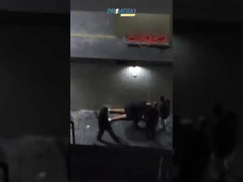 Jovem é agredido por seguranças de estabelecimento em Santos (SP)