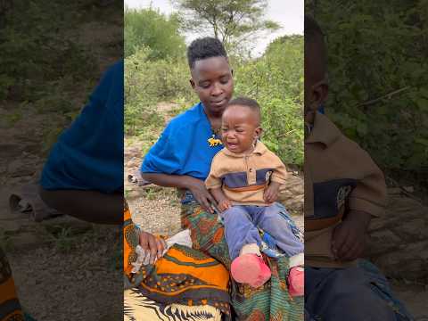 Hadzabe baby wants a food 😜💪🌿🔥 #africa #animallife #africafood #wildlife #nature #cooking