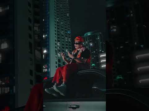 CON LA BOCHA QUE NO TOCA EL SUELO