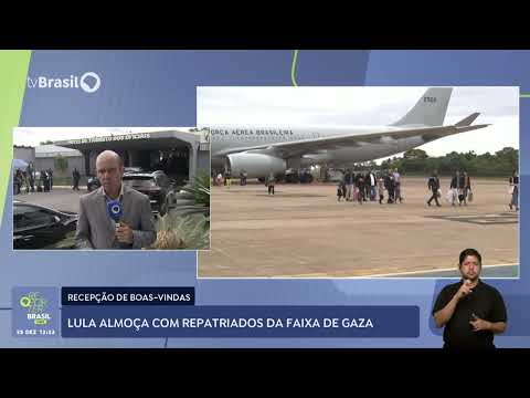 Lula participa de almoço com repatriados