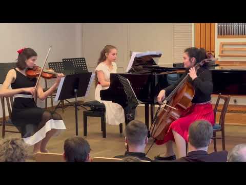 Klavírní trio Olešská: C. Debussy:Klavírní trio G dur, lll. Andantino espressivo, lV. Appassionato