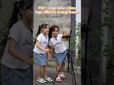 Duh Jadi Malu deh di lihatin orang yang Lewat☺😊 #kembar #twinmoments #trends #jajanan #shorts