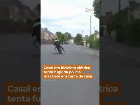 Casal em bicicleta elétrica tenta fugir da polícia, mas bate em cerca de casa #Shrts #FalaBrasil