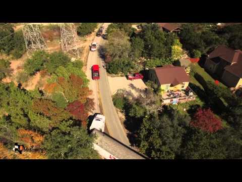 Three pickup trucks pull out a stuck 18 wheeler - UCTs-d2DgyuJVRICivxe2Ktg