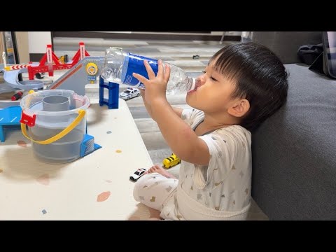 ペットボトルを飲めるようになった1歳児