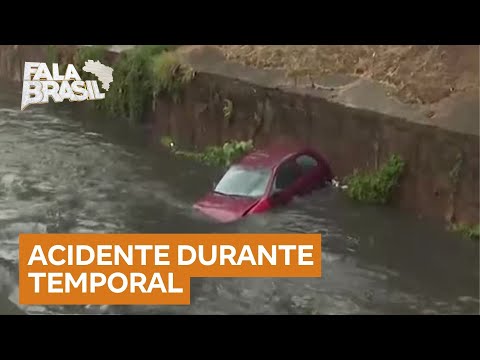 Motorista perde controle do carro e cai em córrego durante fortes chuvas em Osasco