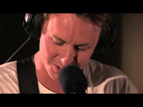 Ben Howard covers Call Me Maybe in the Live Lounge - UC-FQUIVQ-bZiefzBiQAa8Fw