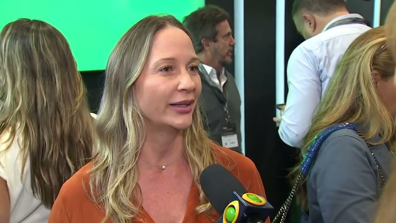 HSM+ Caroline Villar sóciafundadora da Souvie Cosméticos fala sobre as trocas que acontecem TV Online HSM+ Caroline Villar sócia fundadora da Souvie Cosméticos fala sobre as trocas que acontecem