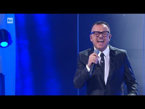 Gigi D'Alessio con un medley dei suoi successi - Colpo di luna 26/01/2024